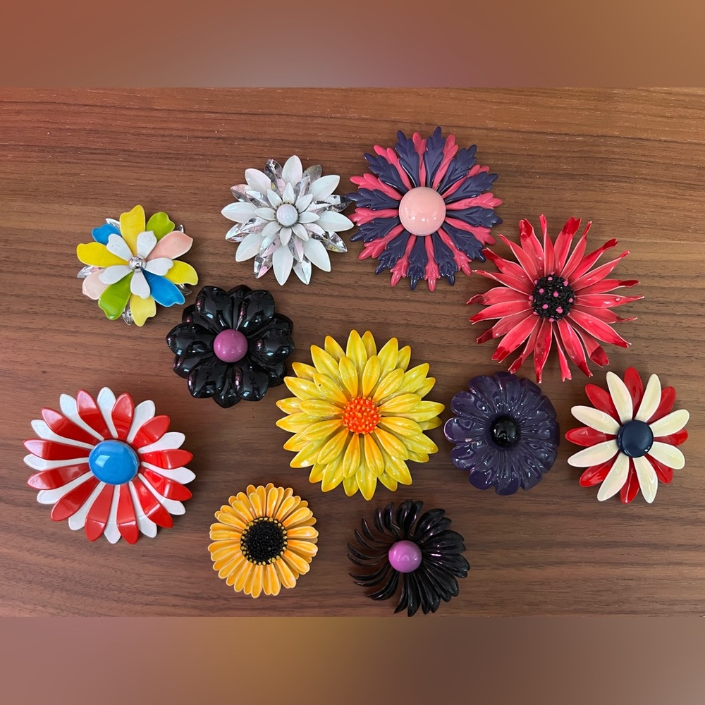 11 Vintage 1960’s Enamel Pins🌼🌸